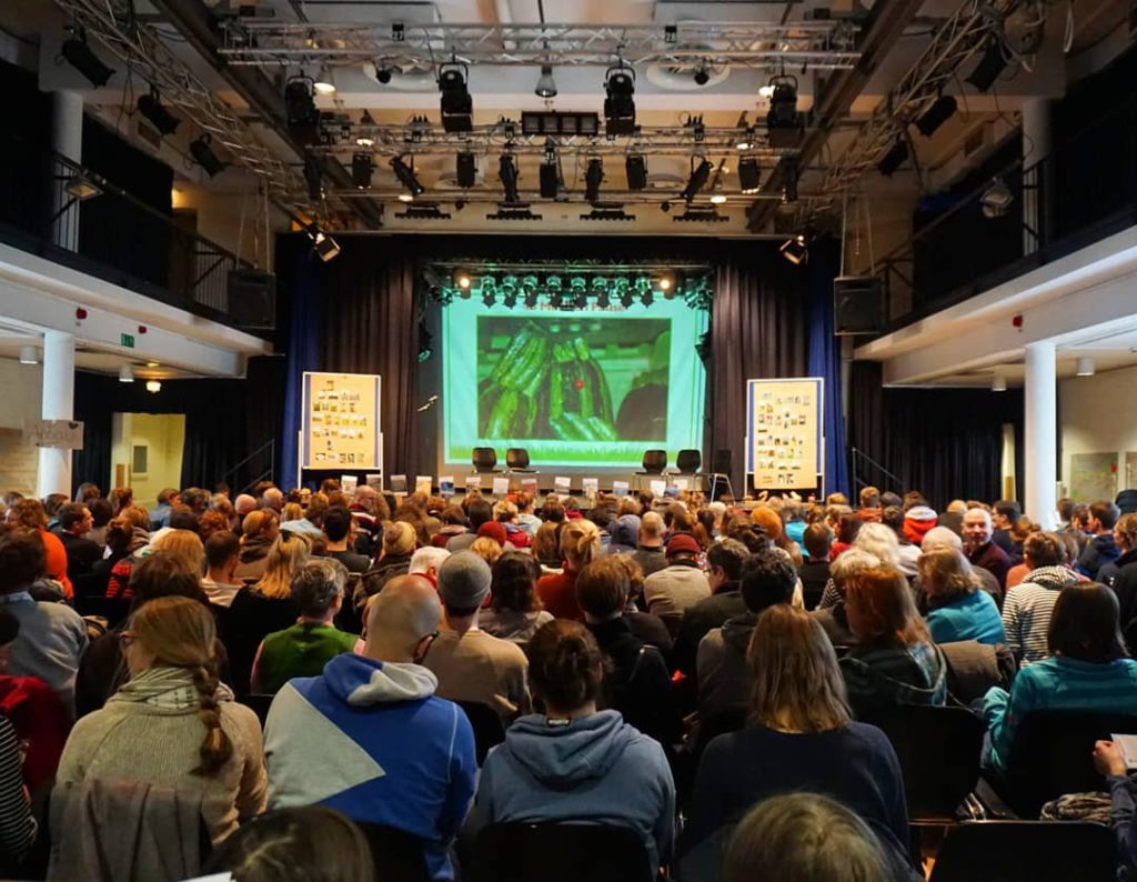 Menschen sitzen im Saal